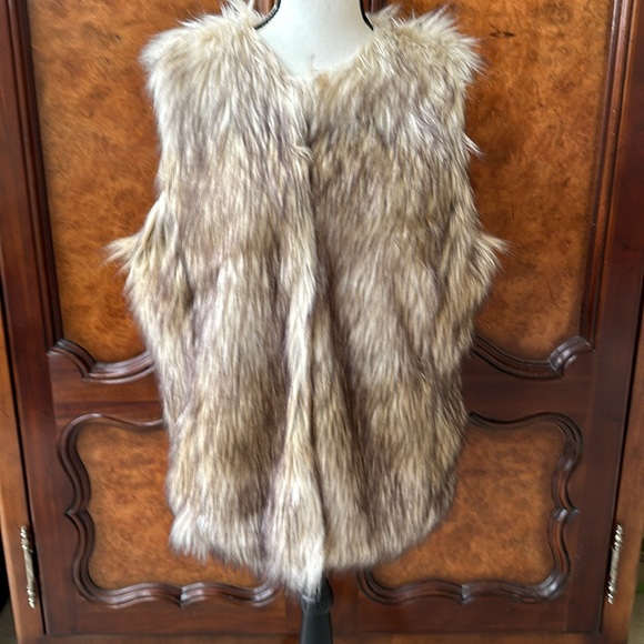Charlotte Russe Faux Fur Vest - Picture 7 of 14
